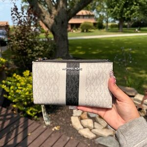 MK-Michael Kors black n White Wristlet
